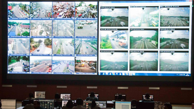 Petugas National Traffic Management Center (NTMC) Polri melakukan pemantauan lalu lintas kamera CCTV di NTMC Polri, Jalan MT Haryono, Jakarta