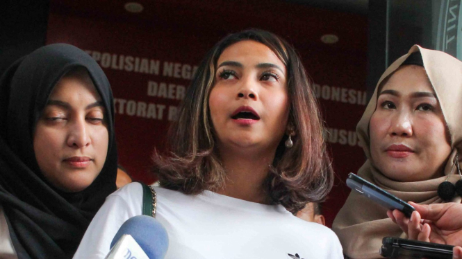 Artis berinisial VA (kedua kanan) menjawab pertanyaan wartawan pers usai menjalani pemeriksaan terkait kasus prostitusi daring di Gedung Subdit Siber Ditreskrimsus Polda Jawa Timur, Surabaya, Jawa Timur