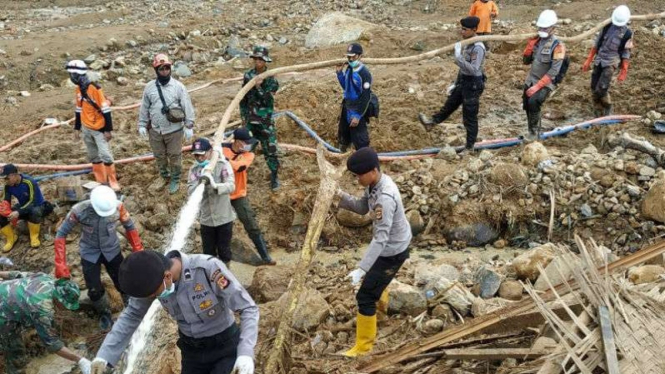 Aparat gabungan membantu evakuasi korban longsor Sukabumi