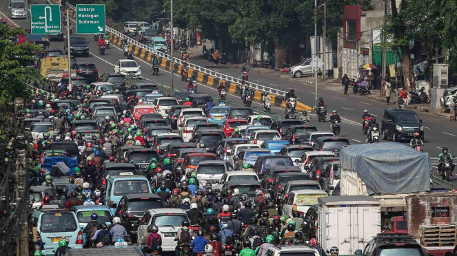 Kendaraan bermotor terjebak kemacetan di Jalan KH. Abdullah Syafei, Jakarta