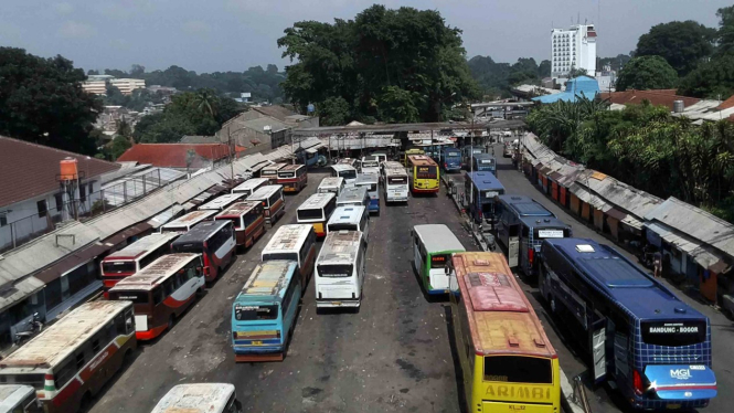 Sejumlah bus antar kota antar provinsi menunggu penumpang di Terminal Baranangsiang, Kota Bogor, Jawa Barat