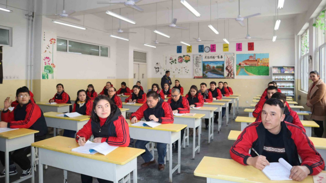 Para peserta didik kamp pendidikan vokasi etnis Uighur di Kota Kashgar, Daerah Otonomi Xinjiang, Cina, mengikuti kelas Bahasa Mandarin, Jumat, 3 Januari 2019.