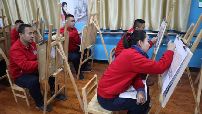 Para peserta di kamp pendidikan vokasi etnis Uighur mengikuti kelas melukis di Moyu, Daerah Otonomi Xinjiang, Sabtu, 5 Januari 2019.