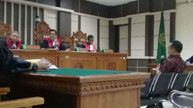 Bupati nonaktif Purbalingga Tasdi dalam sidang pemeriksaan terdakwa di Pengadilan Tindak Pidana Korupsi Semarang, Senin, 7 Januari 2019.