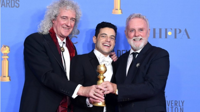 Brian May dan Roger Taylor, personel band Queen, datang bersama Malek ke acara penghargaan Golden Globe - Getty Images