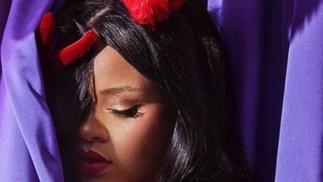 Rihanna memakai bandana rancangan Rinaldy A Yunardi