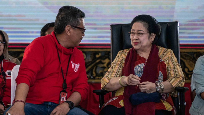 Ketua Umum DPP Partai Demokrasi Indonesia Perjuangan (PDIP) Megawati Soekarnoputri (kanan) berbincang dengan Sekjen PDIP Hasto Kristiyanto (kiri) dalam acara Bu Mega Bercerita di Kantor DPP PDI Perjuangan, Jakarta
