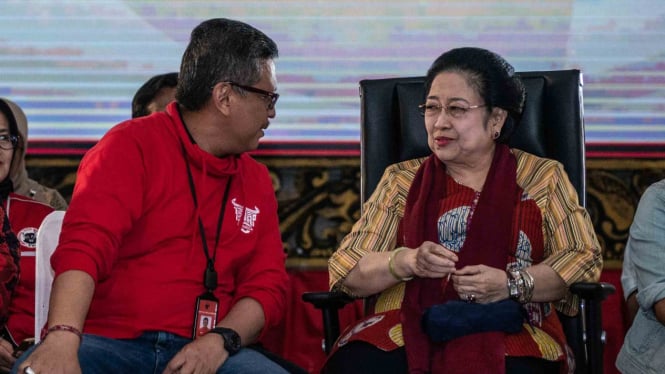 Ketua Umum DPP PDIP Megawati Soekarnoputri (kanan) berbincang dengan Sekjen PDIP Hasto Kristiyanto.