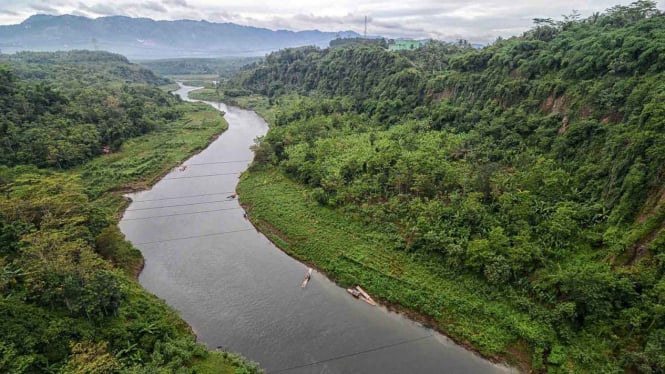 Lansekap Sungai Citarum di kawasan Rajamandala, Kabupaten Bandung Barat, Jawa Barat, Senin, 15 November 2018.