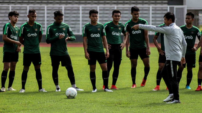 Pelatih Timnas Indonesia U-22 Indra Sjafri (kedua kanan) memberikan intruksi kepada pemain saat sesi latihan.