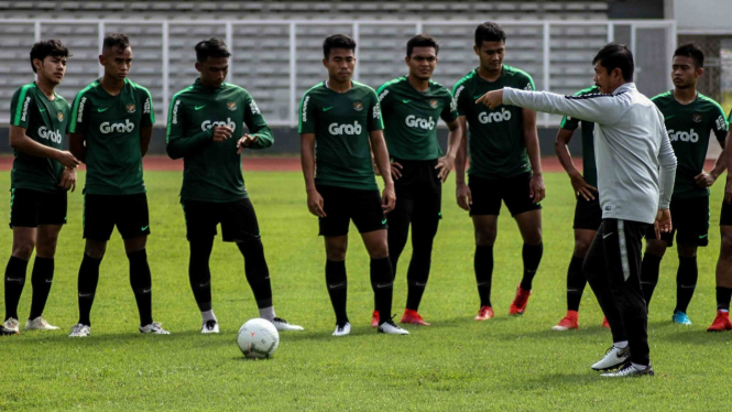 Pelatih Timnas Indonesia U-23 Indra Sjafri (kedua kanan) memberikan intruksi