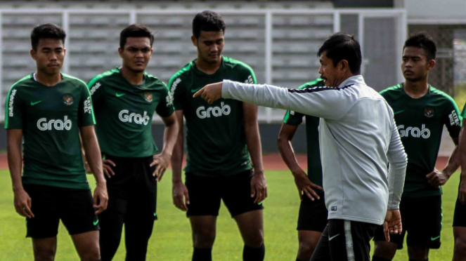 Pelatih Timnas Indonesia U-22 Indra Sjafri (kedua kanan) memberikan intruksi kepada pemain saat sesi latihan di Lapangan Madya, Komplek SUGBK, Senayan, Jakarta, Selasa, 8 Januari 2019.