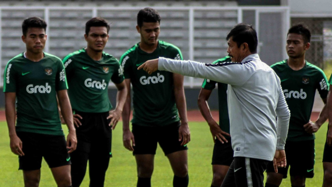 Pelatih Timnas Indonesia U-22 Indra Sjafri (kedua kanan) memberikan intruksi kepada pemain saat sesi latihan di Lapangan Madya, Komplek SUGBK, Senayan, Jakarta, Selasa, 8 Januari 2019.