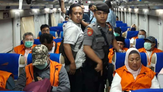 Sebanyak 12 anggota DPRD Malang dibawa ke Surabaya untuk diadili. 