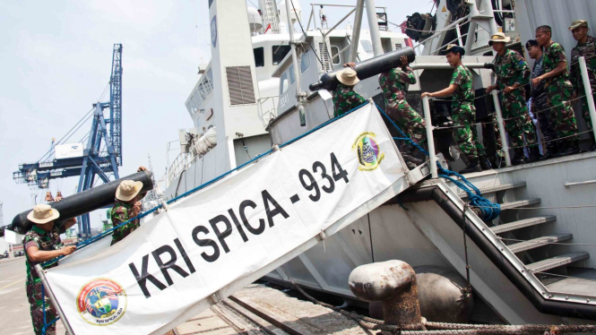 Prajurit TNI AL menyiapkan alat selam di KRI Spica - 934 di Pelabuhan Tanjung Priok, Jakarta.