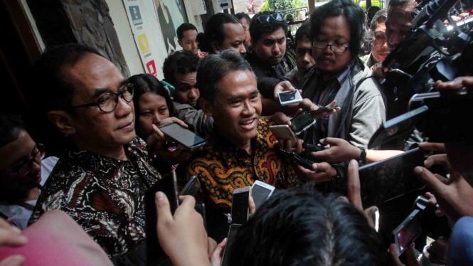 Rektor Universitas Gajah Mada (UGM) Panut Mulyono (kedua kiri) menjawab pertanyaan wartawan usai memenuhi panggilan Ombudsman Republik Indonesia (ORI) Perwakilan DI Yogyakarta, di Yogyakarta