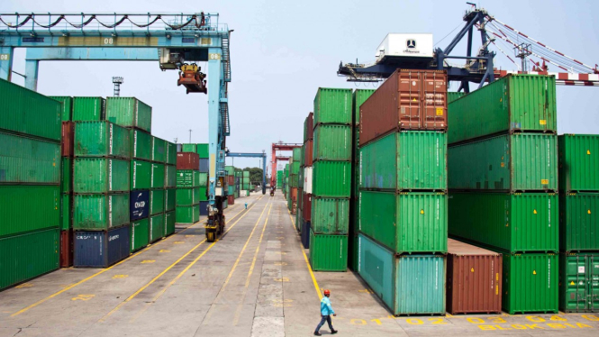 Petugas beraktivitas di Pelabuhan Tanjung Priok, Jakarta