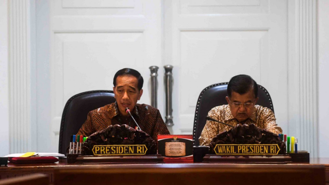 Presiden Joko Widodo (kiri) didampingi Wakil Presiden Jusuf Kalla (kanan) memimpin rapat terbatas di Kantor Presiden, Jakarta