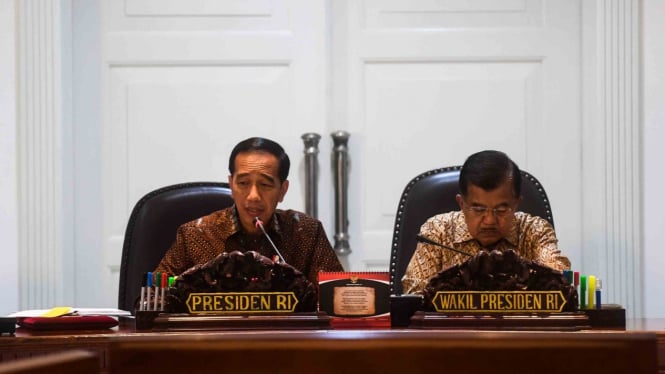 Presiden Joko Widodo (kiri) didampingi Wakil Presiden Jusuf Kalla (kanan) memimpin rapat terbatas di Kantor Presiden, Jakarta