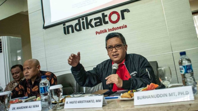 Sekretaris Jenderal Partai Demokrasi Indonesia Perjuangan (PDIP), Hasto Kristiyanto (kanan)