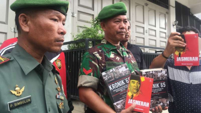 Aparat gabungan menyita 6 eksemplar dari 3 jenis buku yang ditengarai memuat komunis di toko buku Nagare Boshi, Jalan HOS Cokroaminoto, Kota Padang, Sumatera Barat, Selasa sore, 8 Desember 2018.