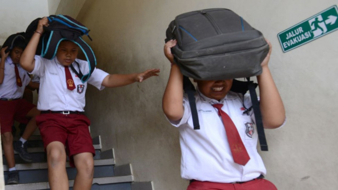 Anak-anak sekolah di Tanjung Benoa, Bali, tengah mengikuti drill jika ada tsunami, 15 Agustus 2017. - SONNY TUMBELAKA/AFP/Getty Images