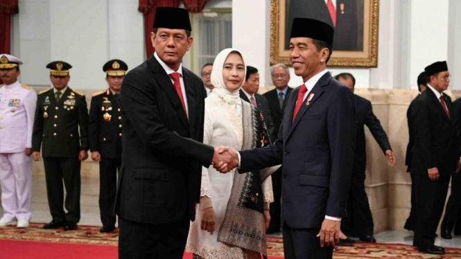 Presiden Joko Widodo (kanan) menyalami Letjen TNI Doni Monardo usai melantiknya sebagai Kepala Badan Nasional Penanggulangan Bencana (BNPB), di Istana Negara, Jakarta, Rabu, 9 Januari 2019.