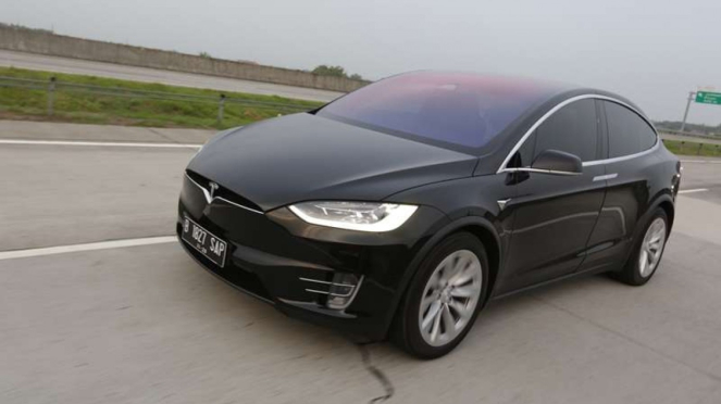 Tesla Model X di Tol Trans Jawa