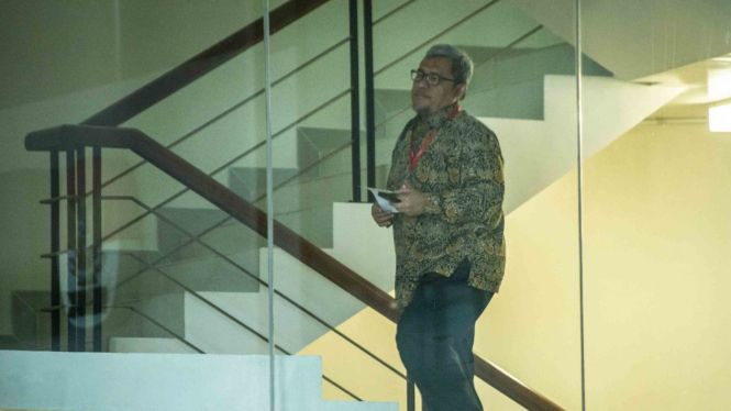 Mantan Gubernur Jawa Barat Ahmad Heryawan alias Aher bersiap menjalani pemeriksaan di gedung KPK, Jakarta