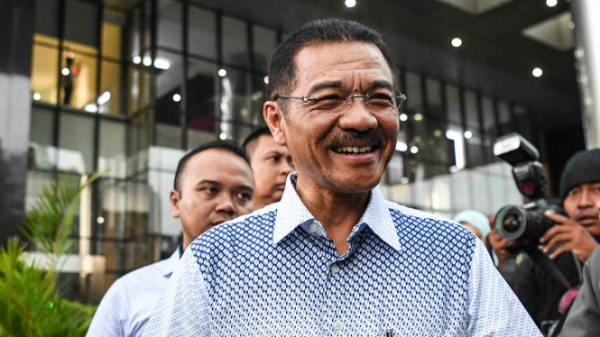 Mantan Menteri Dalam Negeri Gamawan Fauzi berjalan meninggalkan Gedung KPK usai diperiksa di Jakarta