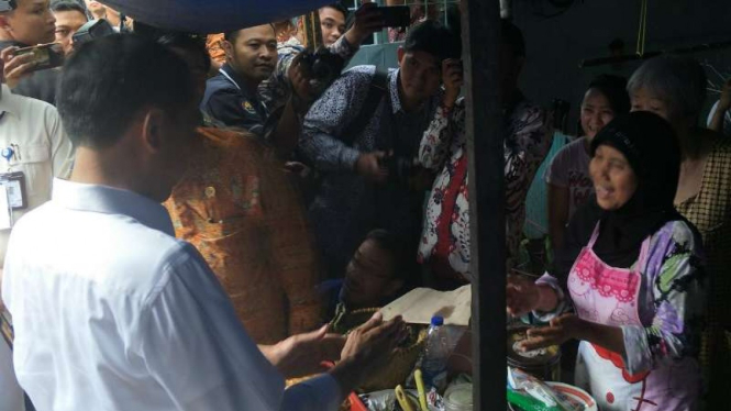 Dialog Jokowi dengan tukang nasi uduk.