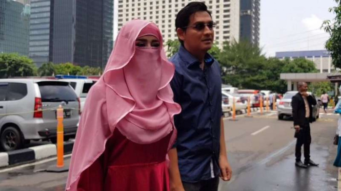 Penampilan Bercadar Mantan Istri Lucky Hakim