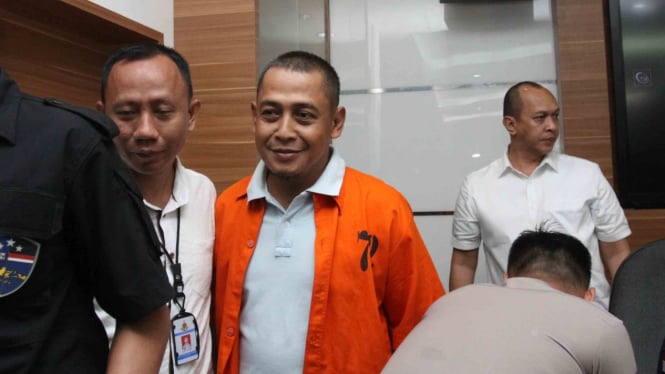 Polisi menggiring BBP (tengah), tersangka kasus berita hoax saat  Rilis berita hoax 7 kontainer surat suara tercoblos di Divisi Humas, Mabes Polri, Jakarta, Rabu, 9 Januari 2019.