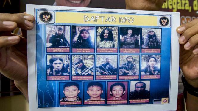 Kepala Sub Satgas Humas Tinombala 2019 AKP Winarto saat menunjukkan Daftar Pencarian Orang (DPO) terduga teroris Poso di Mapolda Sulawesi Tengah di Palu. (ilustrasi)