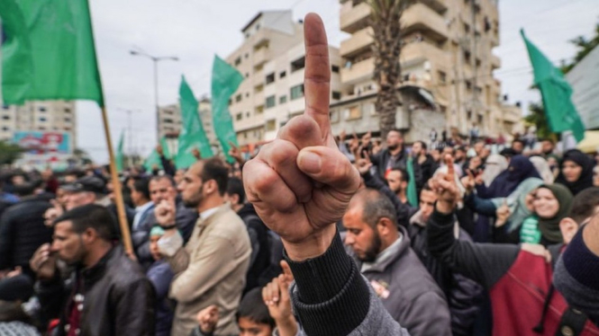 Baku tembak kemudian terjadi yang merenggut nyawa seorang perwira militer Israel dan tujuh anggota militan Palestina, termasuk seorang komandan militan Hamas setempat.-Mohamed Zarandah/SOPA Images/LightRocket via Getty