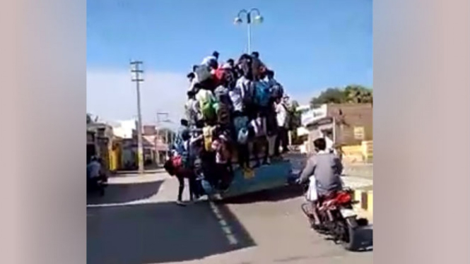 Pelajar berdesakan di bus.