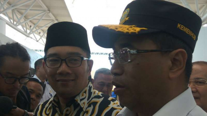 Menteri Perhubungan Budi Karya Sumadi (kanan).