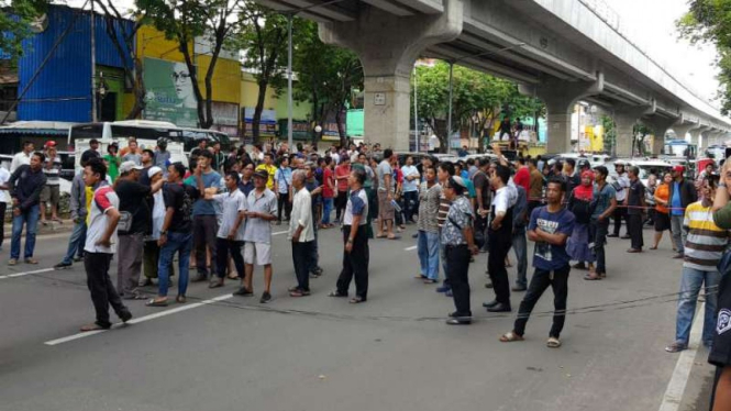 Para pedagang memblokade Jalan Jenderal Sudirman di Palembang, Sumatera Selatan, sebagai protes larangan kendaraan parkir di tepi sepanjang jalan itu pada Rabu, 9 Januari 2019.