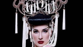 Model Dunia Dita Von Teese Kenakan Karya Rinaldy A Yunardi
