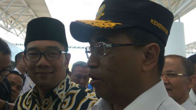 Menteri Perhubungan Budi Karya Sumadi (kanan) didampingi Gubernur Jawa Barat Ridwan Kamil di Bandara Kertajati, Majalengka, Rabu, 9 Januari 2019.
