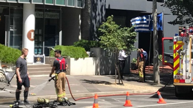Petugas pemadam kebakaran di luar konsulat Yunani di Melbourne setelah adanya paket mencurigakan berisi bahan asbestos dikirimkan ke konsulat tersebut.