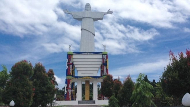 Patung Yesus di bukit Pulau Mansinam, Manokwari. Pulau ini diyakini titik pertama kehadiran kekristenan di Papua. - BBC NEWS INDONESIA