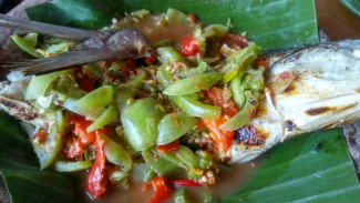 Libur Akhir Pekan, Nikmatnya Santap Pecak Bandeng Khas Banten