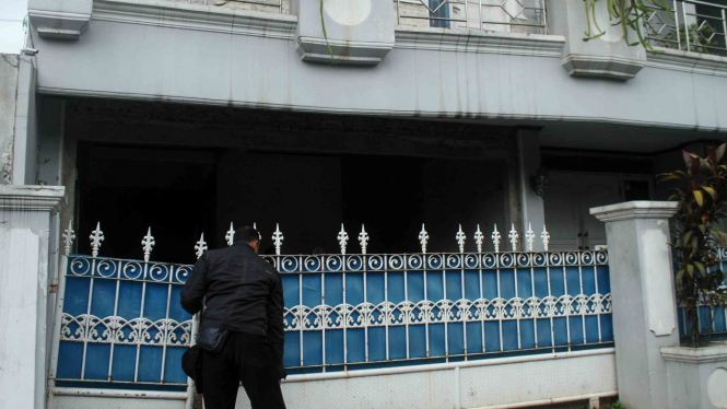 Polisi memeriksa area temuan benda diduga mirip bom di rumah pribadi Ketua KPK Agus Rahardjo di Perumahan Graha Indah, Bekasi, Jawa Barat