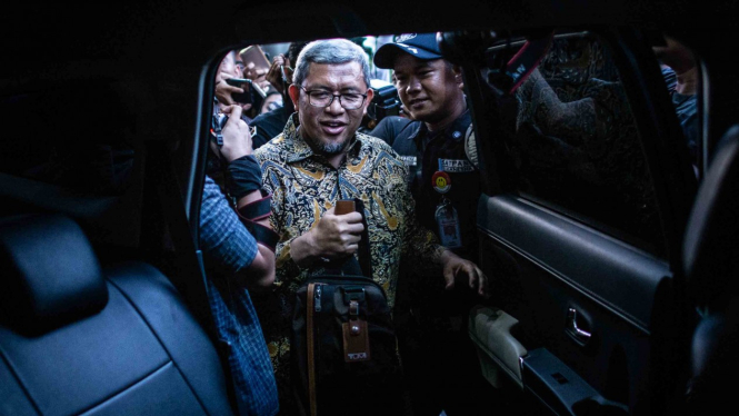 Mantan Gubernur Jawa Barat Ahmad Heryawan alias Aher (tengah) bergegas seusai menjalani pemeriksaan di gedung KPK, Jakarta