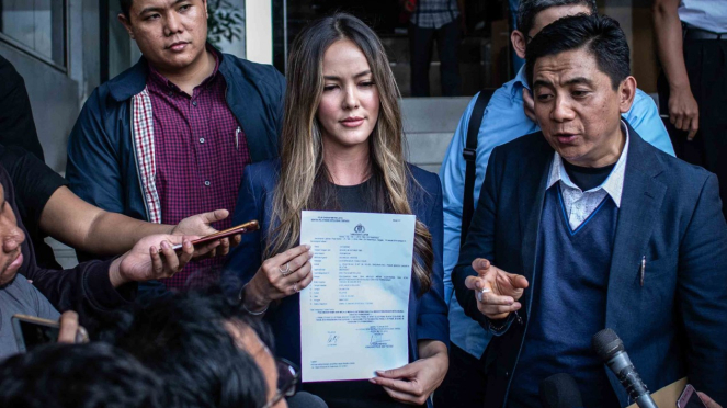 Aktris Cathy Sharon (tengah) memberikan keterangan pers seusai membuat laporan terkait pencemaran nama baik dirinya, di Sentra Pelayanan Kepolisian Terpadu (SPKT) Polda Metro Jaya, Jakarta, Kamis, 10 Januari 2019.