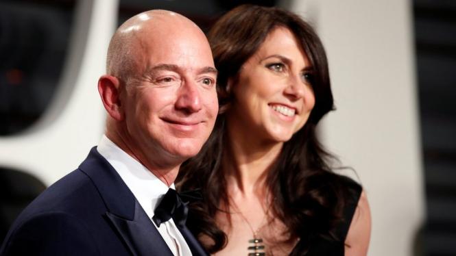 CEO Amazon Jeff Bezos dan istrinya MacKenzie Bezos - Reuters