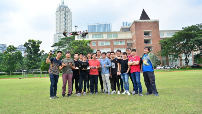 Mahasiswa UPH yang mengikuti mata kuliah Teknologi Drone