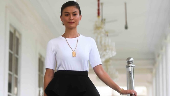 Artis Agnez Mo berpose usai bertemu Presiden Joko Widodo di Komplek Istana Kepresidenan Jakarta, Jumat, 11 Januari 2019.