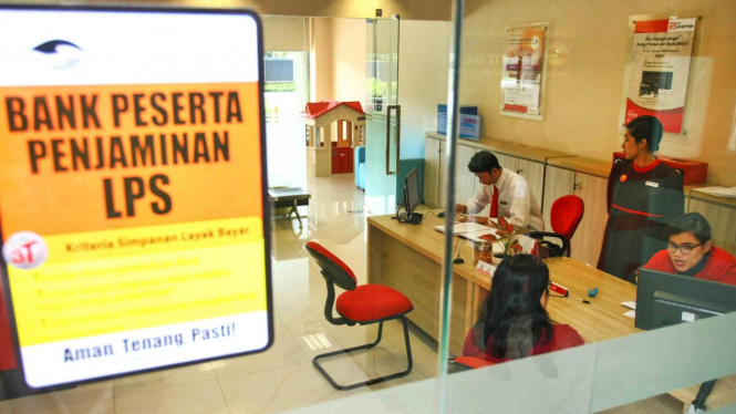 Aktivitas bank peserta penjaminan Lembaga Penjamin Simpanan (LPS) di Serpong, Tangerang, Banten.